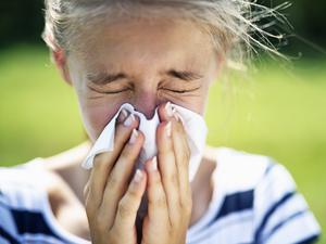 Ab dem Frühjahr sind Allergien für viele Menschen ein lästiger Begleiter. Doch wer rechtzeitig zu den richtigen Mitteln greift, kann die Symptome spürbar abmildern.