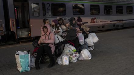 Eine ukrainische Familie ist auf der Flucht vor dem Krieg in ihrer Heimat an einem polnischen Bahnhof gestrandet.