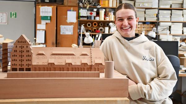 Zouela Nemitz, 21, lässt sich bei der Monath + Menzel GmbH zur technischen Anschauungsmodellbauerin ausbilden.