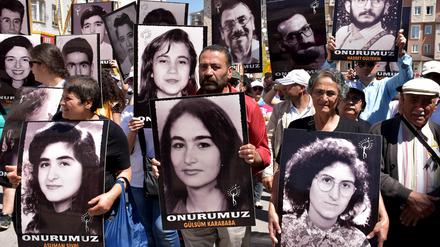 Türkische Aktivisten und Oppositionelle versammeln sich am 2. Juli in Sivas mit Bildern der Opfer, die vor 30 Jahren im Madimak Otel getötet wurden.