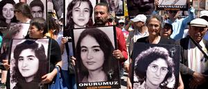 Türkische Aktivisten und Oppositionelle versammeln sich am 2. Juli in Sivas mit Bildern der Opfer, die vor 30 Jahren im Madimak Otel getötet wurden.