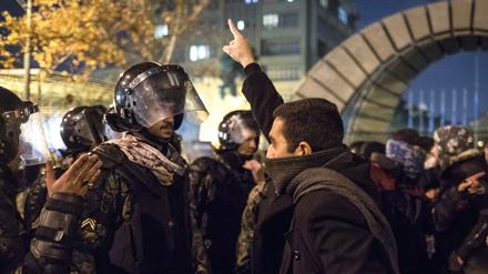 Ein iranischer Mann stellt sich der Bereitschaftspolizei während einer Demonstration vor der Amir-Kabir-Universität in Teheran am 11. Januar 2020. (Symbolbild)