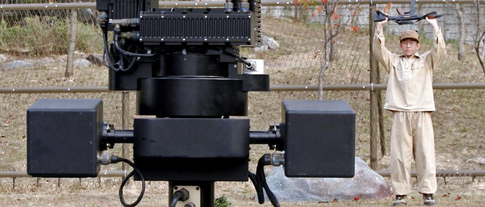 Südkorea stellte einen High-Tech-Wachroboter mit Maschinengewehren vor.