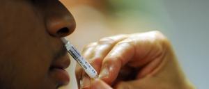 Patient erhält einen nasalen Impfstoff.