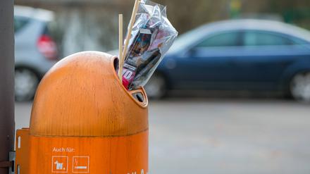 In so einem Mülleimer am Straßenrand hat die BSR Briefe gefunden und bei der Deutschen Post abgegeben.