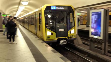 01.04.2022, Berlin, GER - U-Bahn der Linie 7 faehrt in den Bahnhof Mehringdamm ein.