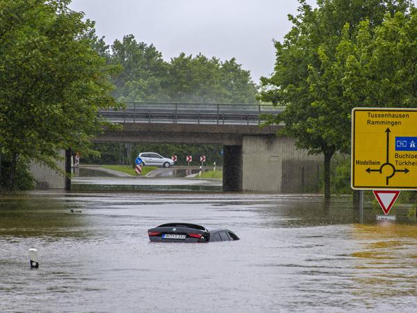 Bad Wörishofen im Unterallgäu, Hochwasser nach andauernden Regenfällen, der Wörthbach hat die Unterführung der Autobahn A96 zum Skylinepark bei Kirchdorf überschwemmt. 