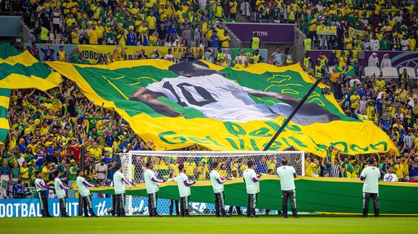 Schon beim letzten Gruppenspiel widmeten die brasilianischen Fans ihrer Legende eine Choreografie. 