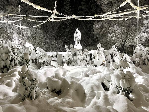 In Bad Wörishofen im Landkreis Unterallgäu sind über Nacht 50 Zentimeter Neuschnee gefallen. Das Kneipp-Denkmal in der Fußgängerzone ist eingeschneit. 