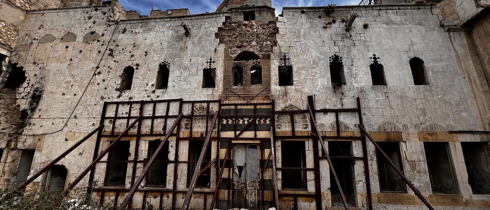 Der obere Bereich der Fassade des Empfangsraums des mehrhöfigen Wohnhauses Jazzar wurde während des Erdbebens erneut zerstört. Ältere Sicherungsmaßnahmen verhinderten weitere Schäden. 