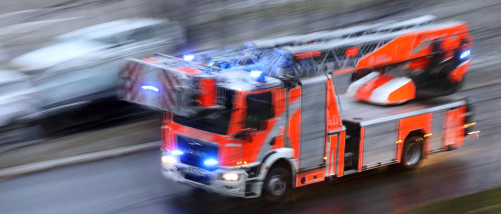 Leiterwagen der Berliner Feuerwehr auf Einsatzfahrt. 