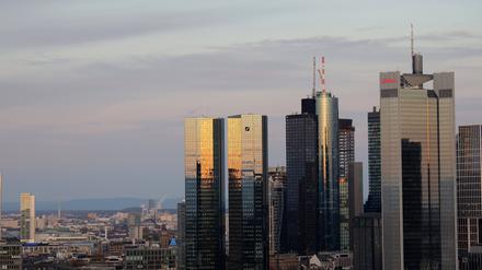 Banken-Skyline, Frankfurt am Main. Jedes fünfte Geldhaus zahlt mittlerweile für zweijährige Laufzeiten niedrigere Zinsen als für einjährige.