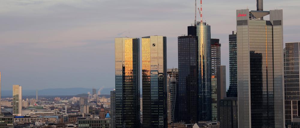 Banken-Skyline, Frankfurt am Main. Jedes fünfte Geldhaus zahlt mittlerweile für zweijährige Laufzeiten niedrigere Zinsen als für einjährige.
