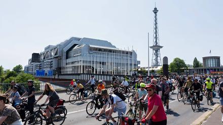 Am ICC verlässt die Fahrrad-Sternfahrt des ADFC die Berliner Stadtautobahn.