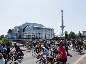 Am ICC verlässt die Fahrrad-Sternfahrt des ADFC die Berliner Stadtautobahn.