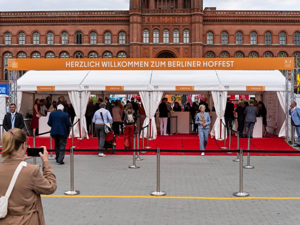 3500 Gäste feierten das 21. Berliner Hoffest vor dem Roten Rathaus. (Foto: dpa)
