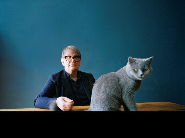 Sänger und Autor Sven Regener mit grauer Katze