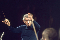 Dirigent, Pianist, Lehrer und Komponist. Kaum ein Musiker war so vielseitig und beliebt wie Leonard Bernstein.