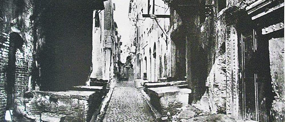 Ummauert und ausgegrenzt im päpstlichen Rom. Blick auf die Via del Portico d’Ottavia im römischen Ghetto um 1860. Der drei Hektar große Bereich am linken Ufer des Tiber war das letzte westeuropäische Ghetto vor der Nazizeit. Es wurde 1870 befreit.