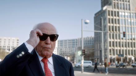 Der Immobilienunternehmer Roland Ernst galt als Erbauer des neuen Berlins. Nach der Wiedervereinigung bat ihn Bundeskanzler Helmut Kohl: „1.000 Baukräne sollen dort einmal in den Himmel ragen.“