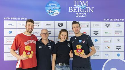 Matthias Ulm (2. v. l.) sagt, das Wasser in Berlin sei besonders schnell. Elena Semechin und Malte Braunschweig (re.) haben aber nicht nur einen Rekord im Blick.