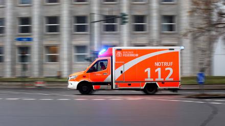 Eine Autofahrerin hat in Berlin-Mariendorf beim Wenden einen Fußgänger erfasst und ihn dabei schwer verletzt.
