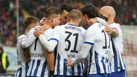 Die Hertha-Profis feiern den Abschluss einer perfekten Woche.