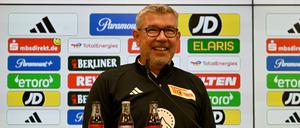 Keine Spur von Anspannung: Union-Trainer Urs Fischer vor dem DFB-Pokalspiel gegen den FC-Astoria Walldorf. 