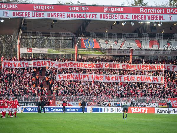 Die Ultras des 1. FC Union protestierten mit Bannern und Tennisbällen gegen die Investorenpläne der DFL.