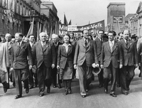 1. Mai 1946, der Parteivorstand der SED: Neben dem früheren SPD-Politiker Karl Litke, Wilhelm Pieck, Käte Kern, Otto Grotewohl, Hans Jendretzky und Walter Ulbricht (von links).