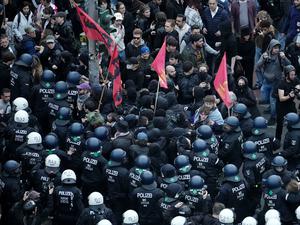01.05.2023, Berlin: Demonstranten und Kräfte der Polizei stehen am Kottbusser Tor. Hier wurde die Demonstration vom Veranstalter für beendet erklärt. Unter dem Motto «Revolutionärer 1. Mai» hatten linke und linksradikale Gruppen zu einer Demonstration am Tag der Arbeit aufgerufen. Foto: Kay Nietfeld/dpa +++ dpa-Bildfunk +++