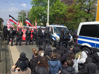 In Dresden stoppen Gegendemonstranten eine NPD-Demo.