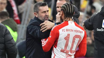 Union-Trainer Nenad Bjelica fasst Leroy Sané vom FC Bayern ins Gesicht.
