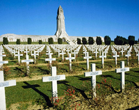 Kreuze auf dem Soldatenfriedhof vor dem Beinhaus von Douaumont bei Verdun
