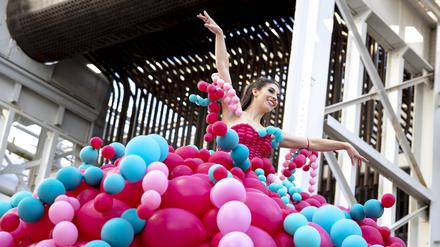 Eine Frau tanzt mit einem Ballon-Kostüm während des SXSW-Festivals in Austin, Texas.