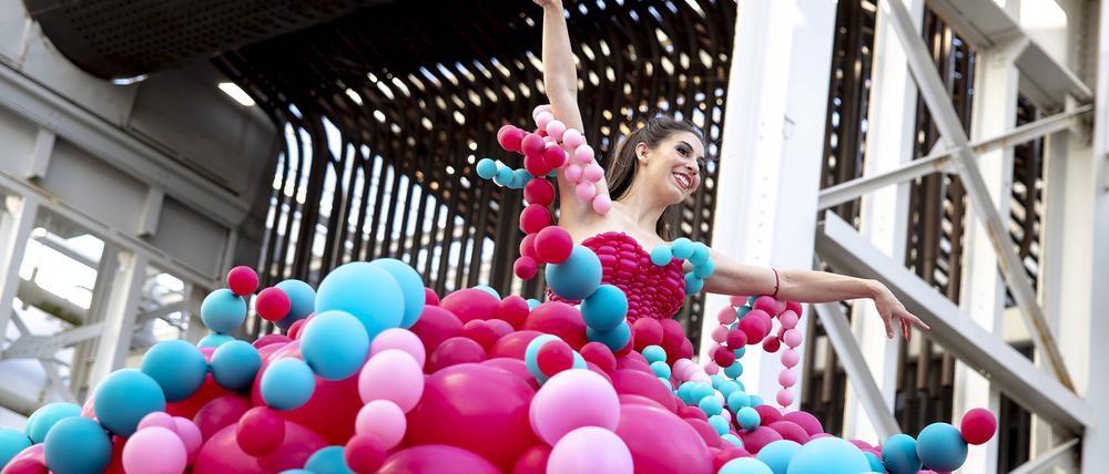 Eine Frau tanzt mit einem Ballon-Kostüm während des SXSW-Festivals in Austin, Texas.