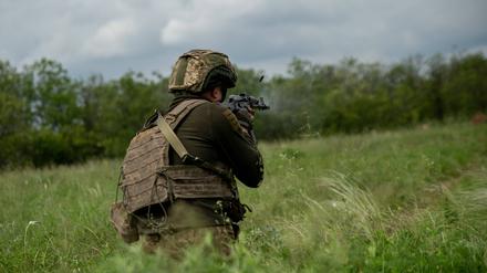 Ein ukrainischer Soldat bei einer Schießübung im Gebiet von Donezk.