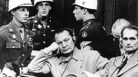 Hermann Göring und Rudolf Heß als Angeklagte im Nürnberger Hauptkriegsverbrecherprozess. 