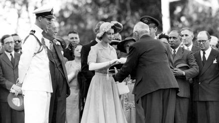 03. Februar 1952: Pinzessin Elizabeth erhält den Schlüssel und die Besitzurkunde der Royal Lodge als Hochzeitsgeschenk in Nairobi, Kenia.