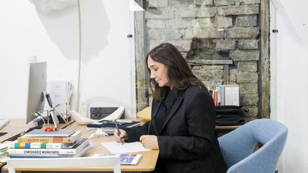 Die schwedische Designerin Monica Förster, 57, bei der Arbeit in ihrem Atelier in Stockholm.