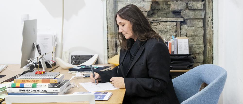 Die schwedische Designerin Monica Förster, 57, bei der Arbeit in ihrem Atelier in Stockholm.