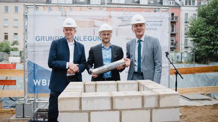 Die WBM feierte am Freitag auch Grundsteinlegung für 87 Wohnungen auf dem ehemaligen Mauerstreifen an der Bernauer Straße. Mit Baustadtrat Ephraim Gothe (SPD), WBM-Chef Steffen Helbig und Bausenator Christian Gaebler (SPD) – v.l.n.r.