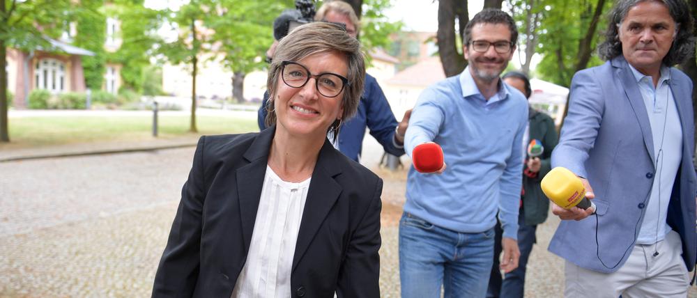 Ulrike Demmer voller Zuversicht auf dem Weg zum Sendezentrum in Potsdam-Babelsberg, wo am Freitag die Wahl der neuen Intendantin stattfand. 