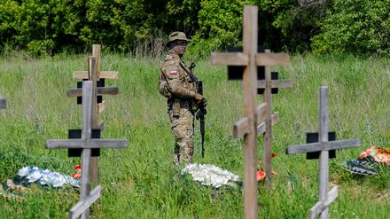 Ein bewaffneter Soldat steht während einer Beerdigungszeremonie auf einem Friedhof in Luhansk (Symbolbild).