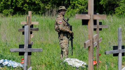 Ein bewaffneter Soldat steht während einer Beerdigungszeremonie auf einem Friedhof in Luhansk (Symbolbild).