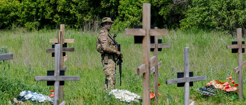 Ein bewaffneter Soldat steht während einer Beerdigungszeremonie auf einem Friedhof in Luhansk (Symbolbild).