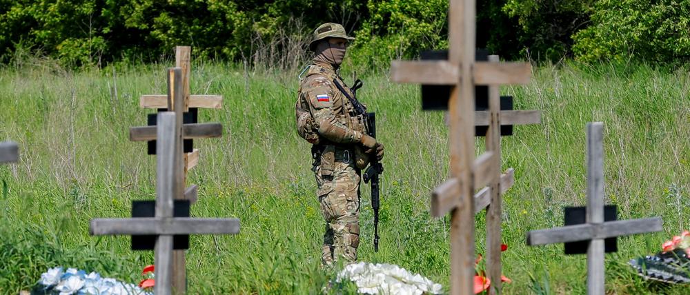 Ein bewaffneter Soldat steht während einer Beerdigungszeremonie auf einem Friedhof in Luhansk (Symbolbild).