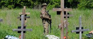 Ein bewaffneter Soldat steht während einer Beerdigungszeremonie auf einem Friedhof in Luhansk (Symbolbild).