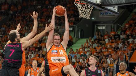 16.06.2023, Bayern, Neu-Ulm: Basketball: Bundesliga, ratiopharm Ulm - Telekom Baskets Bonn, Meisterschaftsrunde, Finale, 4. Spieltag in der ratiopharm arena. Ulms Philipp Herkenhoff fängt den Ball. Foto: Stefan Puchner/dpa +++ dpa-Bildfunk +++
