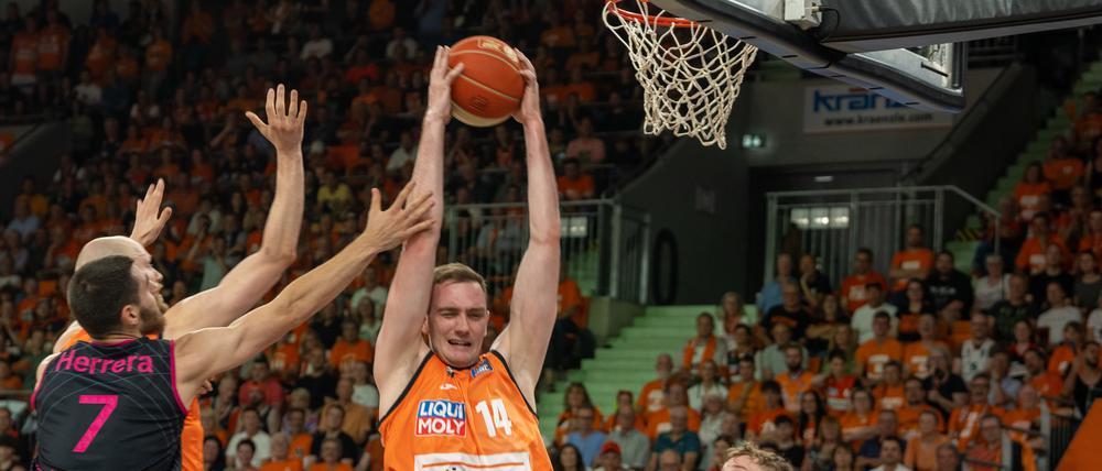 16.06.2023, Bayern, Neu-Ulm: Basketball: Bundesliga, ratiopharm Ulm - Telekom Baskets Bonn, Meisterschaftsrunde, Finale, 4. Spieltag in der ratiopharm arena. Ulms Philipp Herkenhoff fängt den Ball. Foto: Stefan Puchner/dpa +++ dpa-Bildfunk +++